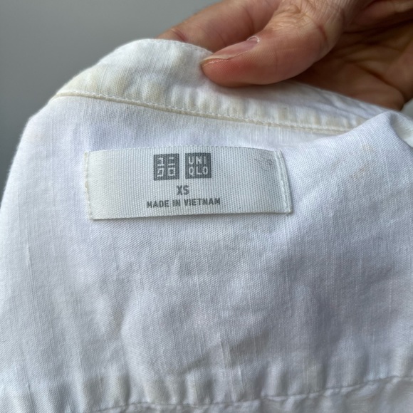 Uniqlo Linen T Shirt in Small - Picture 5 of 6